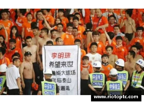 全民彩票官网曼联主场迎战对手，球迷举起支持旗帜